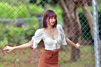 Картинка девушки -+азиатки азиатка юбка блузка декольте