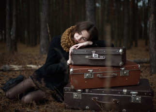 Картинка девушки -+брюнетки +шатенки брюнетка шарф пальто варежки чемоданы лес