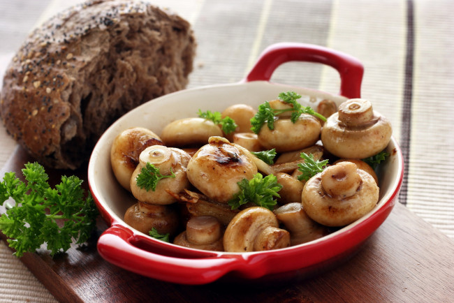 Обои картинки фото еда, грибы,  грибные блюда, хлеб, петрушка, шампиньоны, жареные
