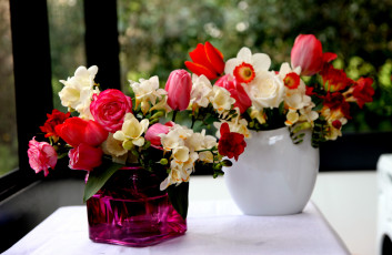 Картинка цветы букеты композиции кувшины розы тюльпаны фрезия нарциссы