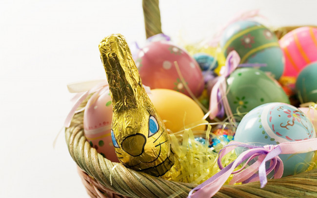 Обои картинки фото праздничные, пасха, корзинка, ленты, яйца, шоколадный, заяц