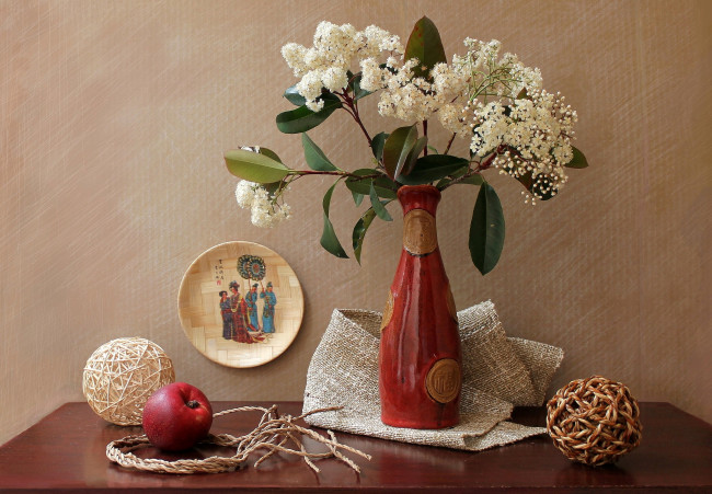 Обои картинки фото цветы, цветущие, деревья, кустарники, тарелка, ваза, яблоко, декор