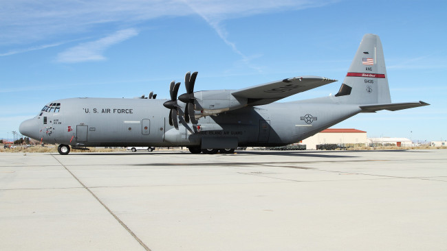 Обои картинки фото c-130j hercules, авиация, военно-транспортные самолёты, аэродром, база, береговая, охрана, транспорт