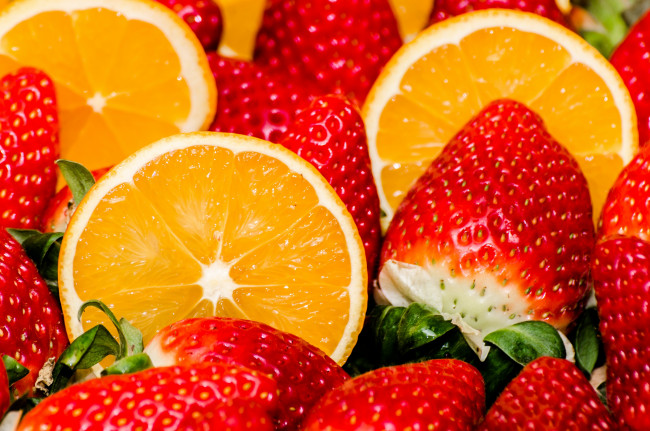 Обои картинки фото еда, фрукты,  ягоды, клубника, апельсин, ягоды