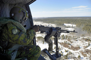 Картинка оружие армия спецназ солдат шлем вертолет пулемёт
