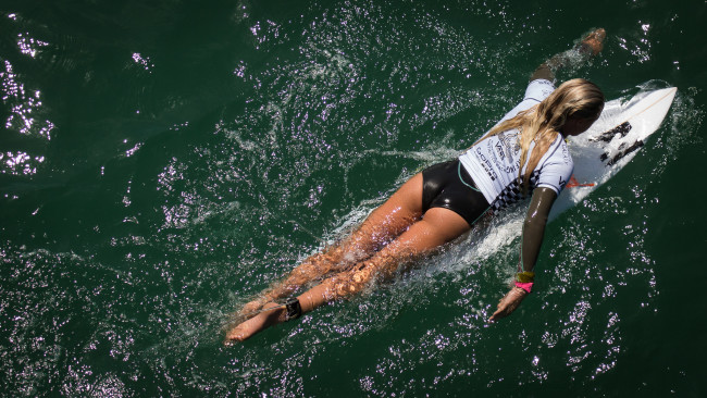 Обои картинки фото спорт, серфинг, доска, девушка, океан