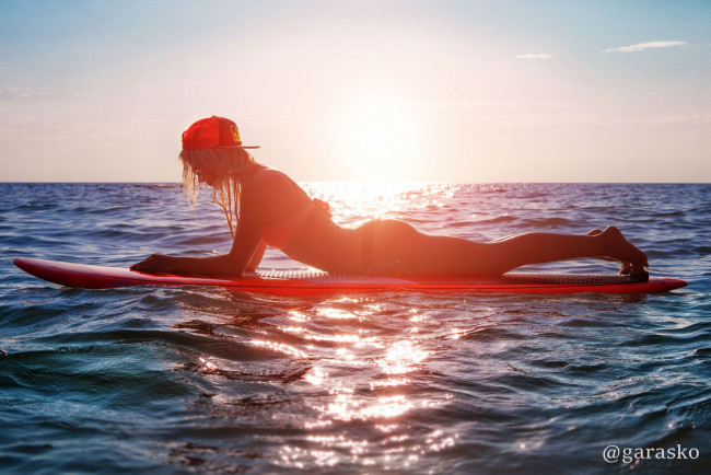 Обои картинки фото спорт, серфинг, доска, фон, море, взгляд, девушка