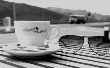 Картинка еда кофе +кофейные+зёрна блюдце столик пакетик чашка дорога машина грузовик очки
