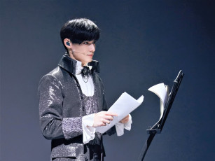 Картинка мужчины wang+zhuocheng актер костюм бумаги