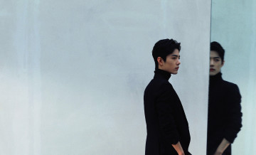 Картинка мужчины xiao+zhan актер водолазка пиджак стена отражение
