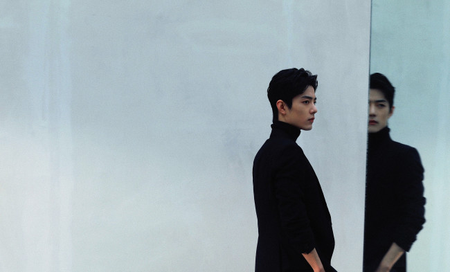 Обои картинки фото мужчины, xiao zhan, актер, водолазка, пиджак, стена, отражение