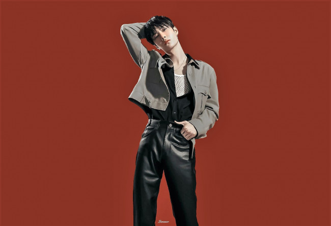 Обои картинки фото мужчины, wang yi bo, актер, певец, танцор, пиджак, кожаные, штаны