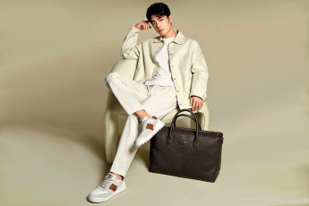 Картинка мужчины xiao+zhan актер куртка кроссовки сумка кресло
