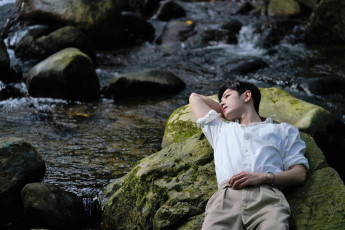 Картинка мужчины xiao+zhan актер рубашка камни ручей