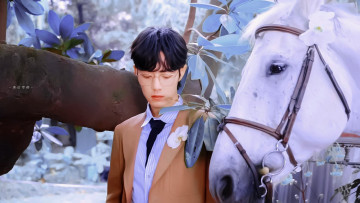 Картинка мужчины xiao+zhan актер очки лошадь дерево