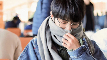 Картинка мужчины xiao+zhan актер очки шарф куртка