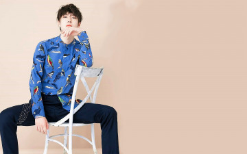 Картинка мужчины wang+yi+bo актер рубашка стул