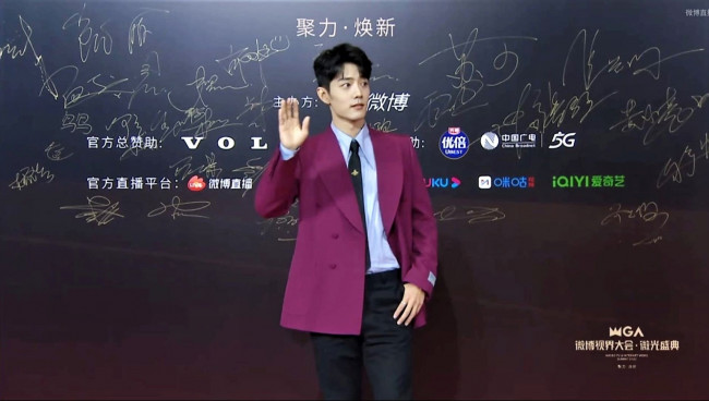 Обои картинки фото мужчины, xiao zhan, актер, пиджак, галстук, жест