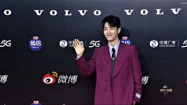 Обои картинки фото мужчины, xiao zhan, актер, пиджак, галстук, жест