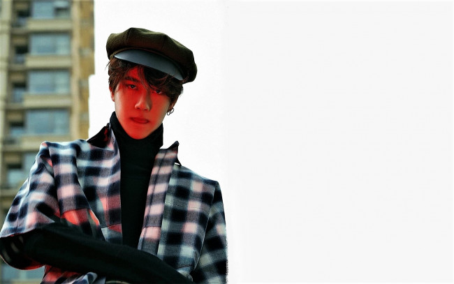 Обои картинки фото мужчины, wang yi bo, актер, кепка, пальто, здание