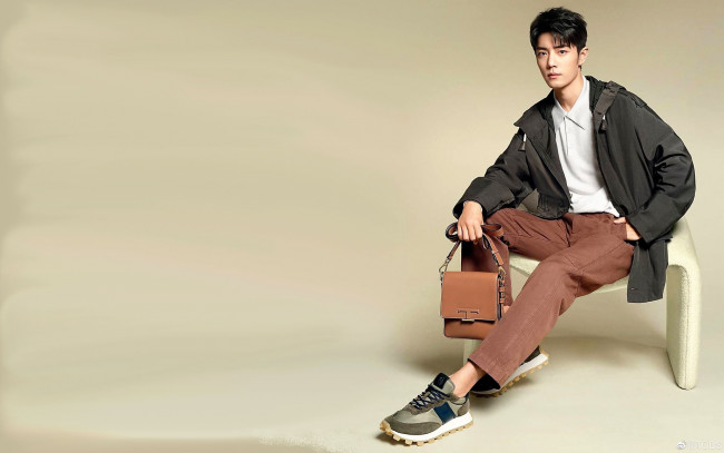 Обои картинки фото мужчины, xiao zhan, актер, куртка, кроссовки, барсетка