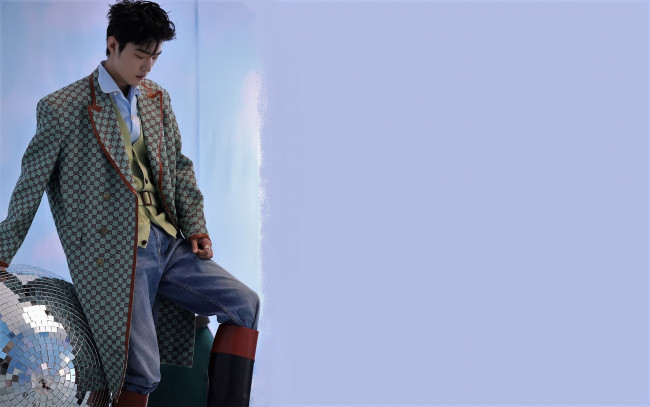 Обои картинки фото мужчины, xiao zhan, актер, пальто, сапоги, шар