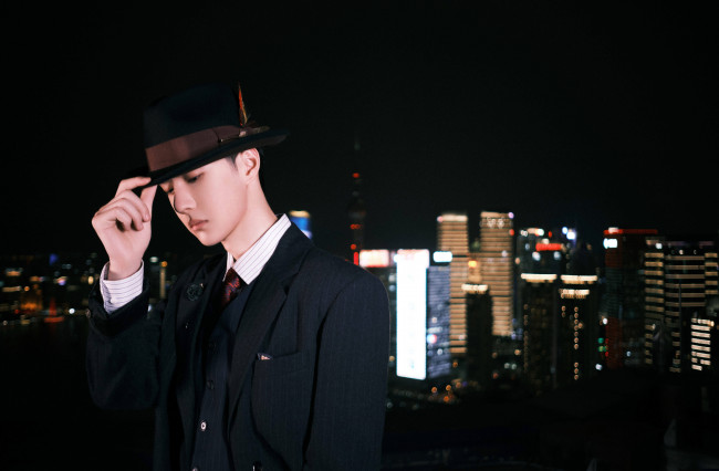 Обои картинки фото мужчины, wang yi bo, костюм, шляпа, город