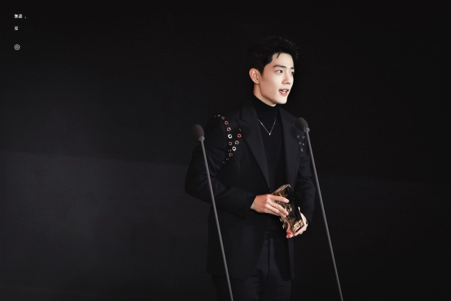 Обои картинки фото мужчины, xiao zhan, актер, костюм, водолазка, микрофоны, награда