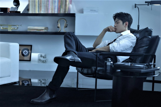 Обои картинки фото мужчины, xiao zhan, актер, кресло, комната