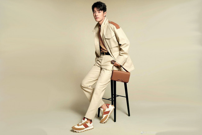 Обои картинки фото мужчины, xiao zhan, актер, куртка, кроссовки, барсетка