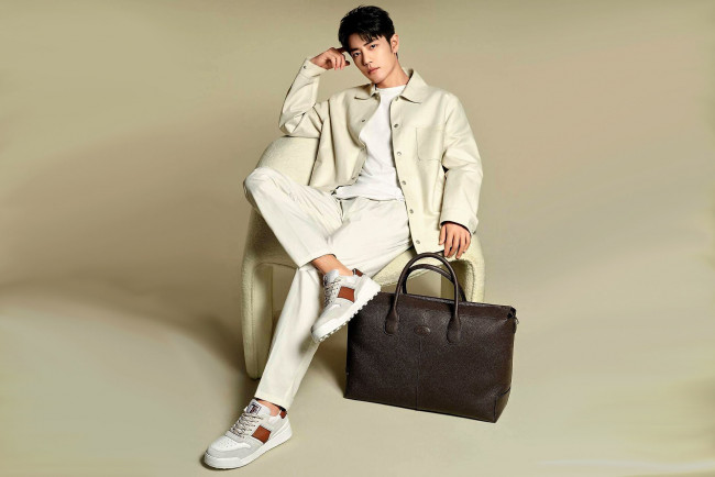 Обои картинки фото мужчины, xiao zhan, актер, куртка, кроссовки, сумка, кресло