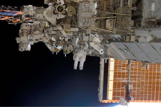 Обои картинки фото космос, космические, корабли, станции, космонавт, полет, ремонт, корабль, механизм