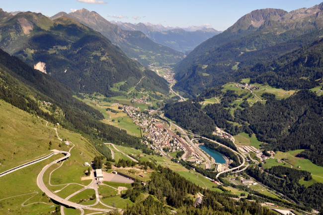 Обои картинки фото города, пейзажи, высота, лес, небо, дома, деревня, водоем, пруд, озеро, дорога, горы, швейцария
