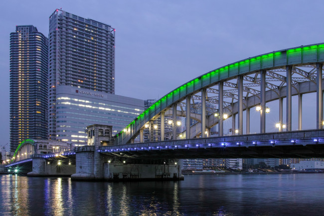Обои картинки фото города, токио , Япония, залив, фонари, освещение, огни, мост, зеленая, подсветка, здания, вечер, небо, мегаполис