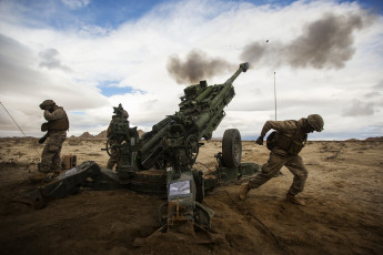Картинка оружие пушки ракетницы солдаты артиллерия 155-мм гаубица поле залп howitzer a2 m777