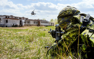 Картинка оружие армия спецназ canadian army перестрелка облака небо вертолёт солдаты