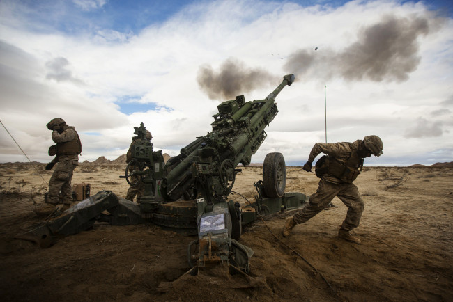 Обои картинки фото оружие, пушки, ракетницы, солдаты, артиллерия, 155-мм, гаубица, поле, залп, howitzer, a2, m777