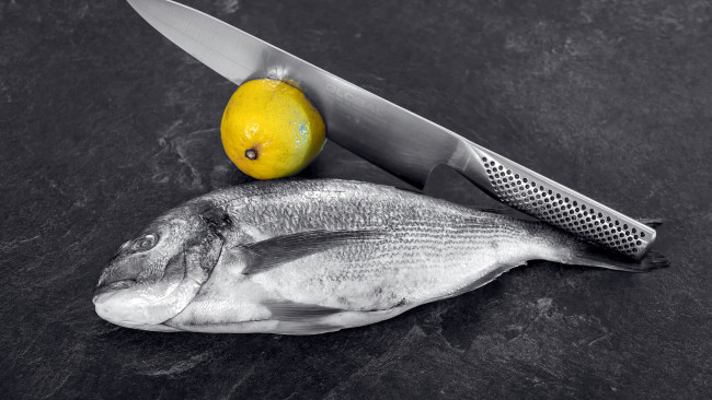 Обои картинки фото еда, рыба,  морепродукты,  суши,  роллы, нож, лимон