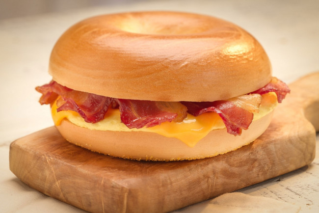 Обои картинки фото еда, бутерброды,  гамбургеры,  канапе, булочка, сыр, бекон