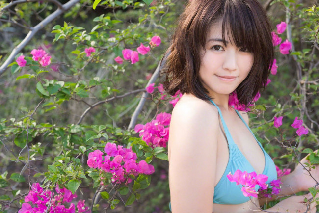 Обои картинки фото девушки, sayaka isoyama, шатенка, купальник, ветки, цветы