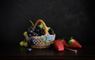 Картинка еда фрукты +ягоды корзинка виноград клубника