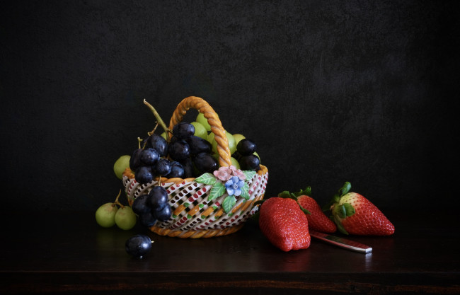 Обои картинки фото еда, фрукты,  ягоды, корзинка, виноград, клубника