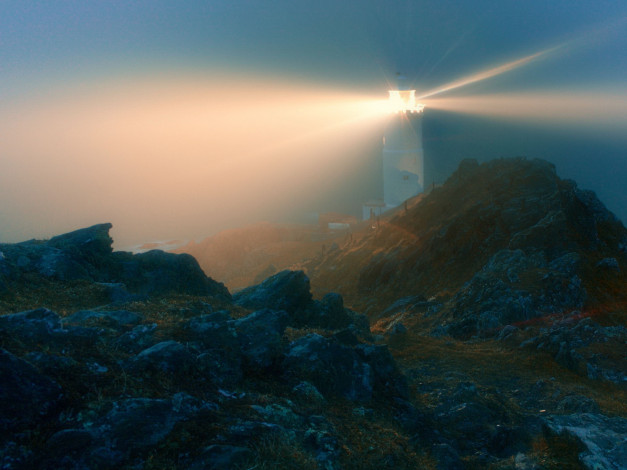Обои картинки фото природа, маяки, туман, скалы, маяк