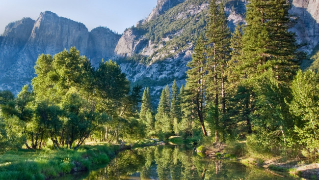 Обои картинки фото природа, реки, озера, растительность, горы, деревья, отражение, на, воде