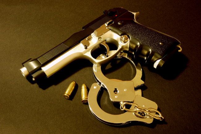 Обои картинки фото оружие, пистолеты, пистолет, наручники, пули