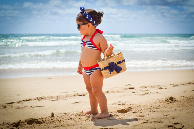 Обои картинки фото разное, дети, девочка, очки, купальник, сумка, пляж, море