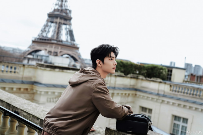 Обои картинки фото мужчины, xiao zhan, актер, куртка, перила, башня