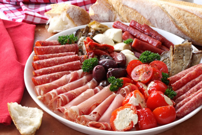 Обои картинки фото еда, колбасные изделия, ветчина, маслины, помидоры, колбаса, буженина, сыр, нарезка