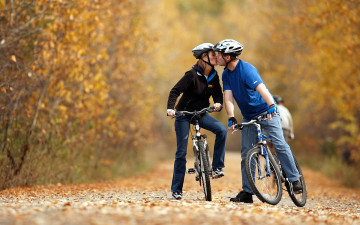 Картинка разное мужчина+женщина аллея поцелуй осень велосипедисты