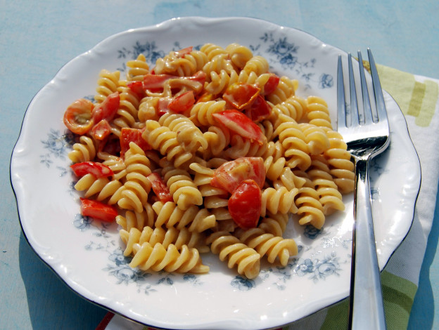 Обои картинки фото еда, макаронные блюда, помидоры, спиральки